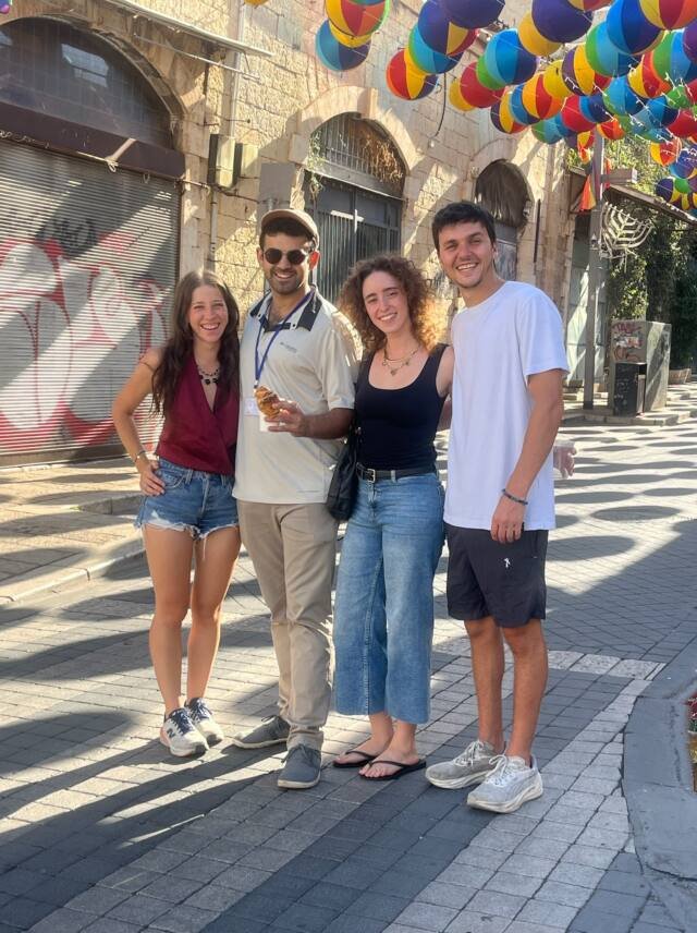 Jaffa Flea market, happy customers with Yona