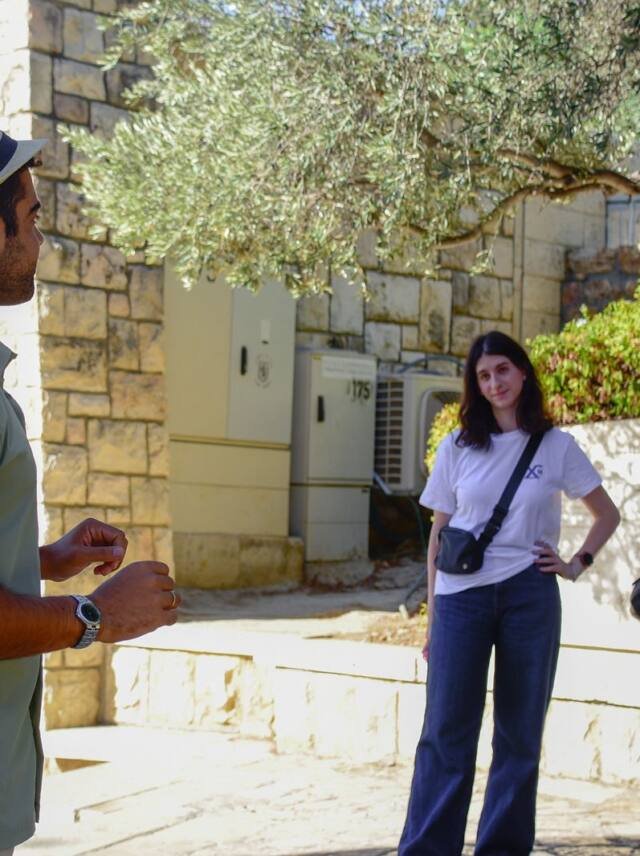 Yona Shemesh guiding a group in Jerusalem