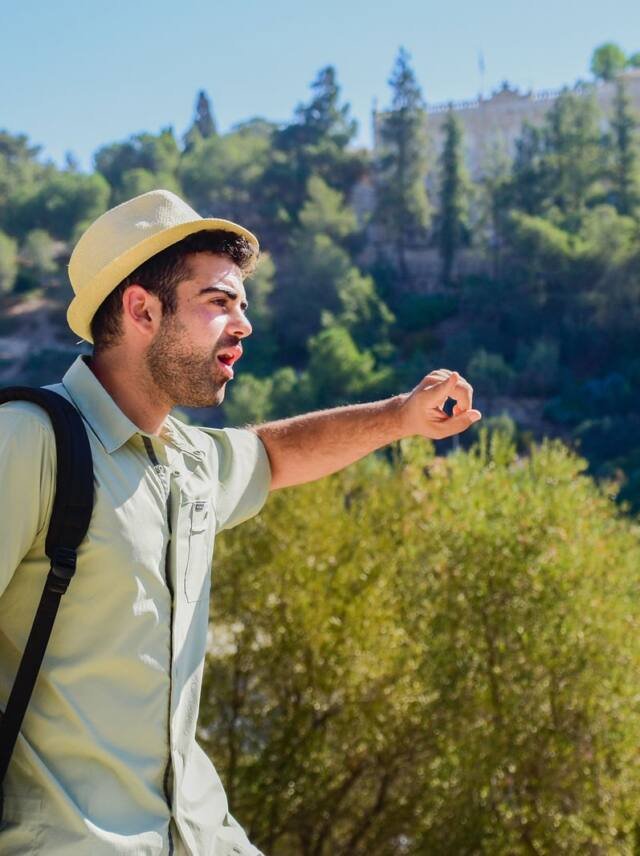 Yona Shemesh pointing across the valley on a Jerusalem walking tour