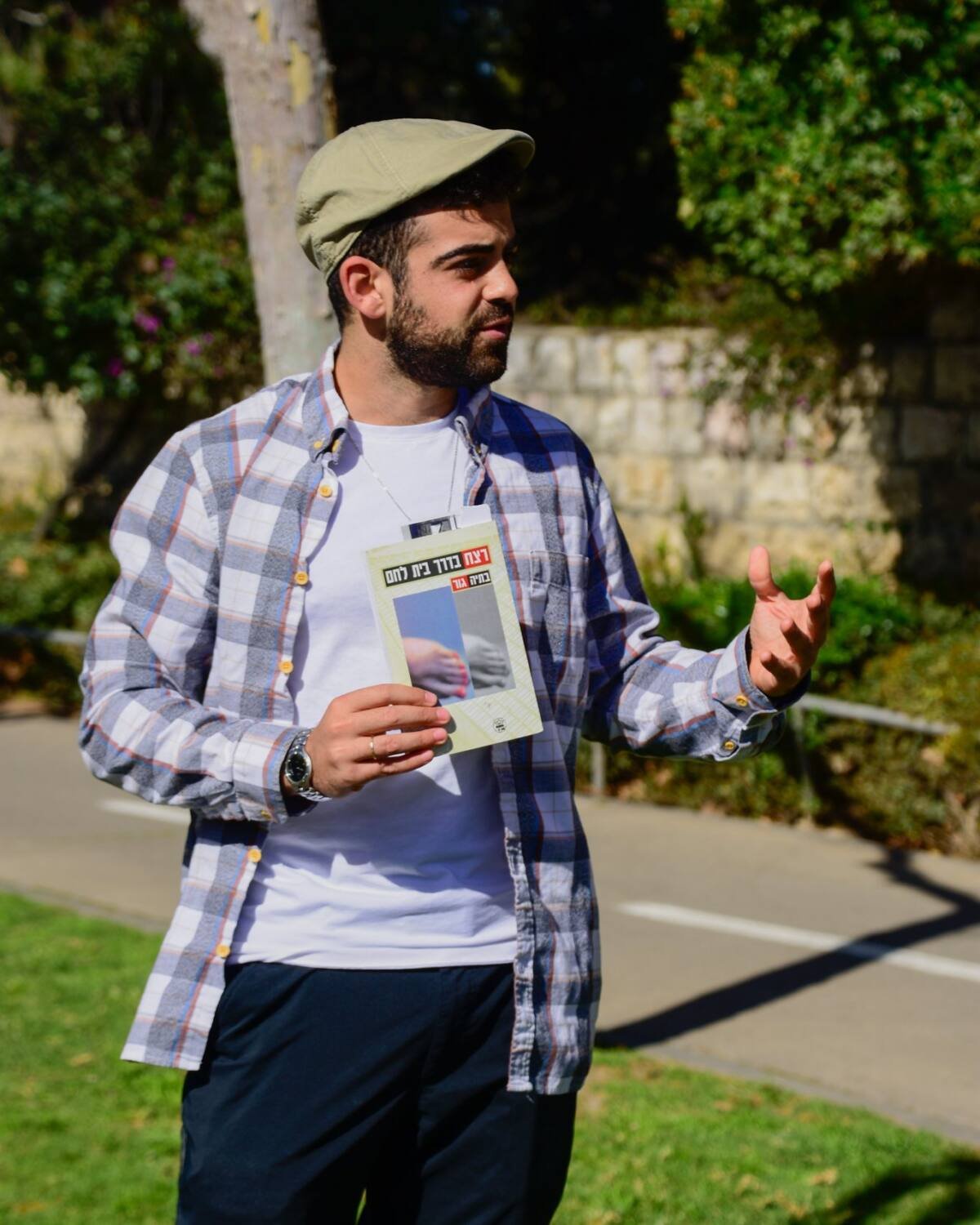Yona Shemesh explaining the plan for the day to a group